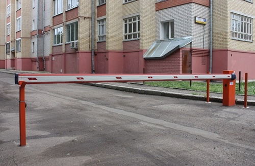 Установка шлагбаума во дворе